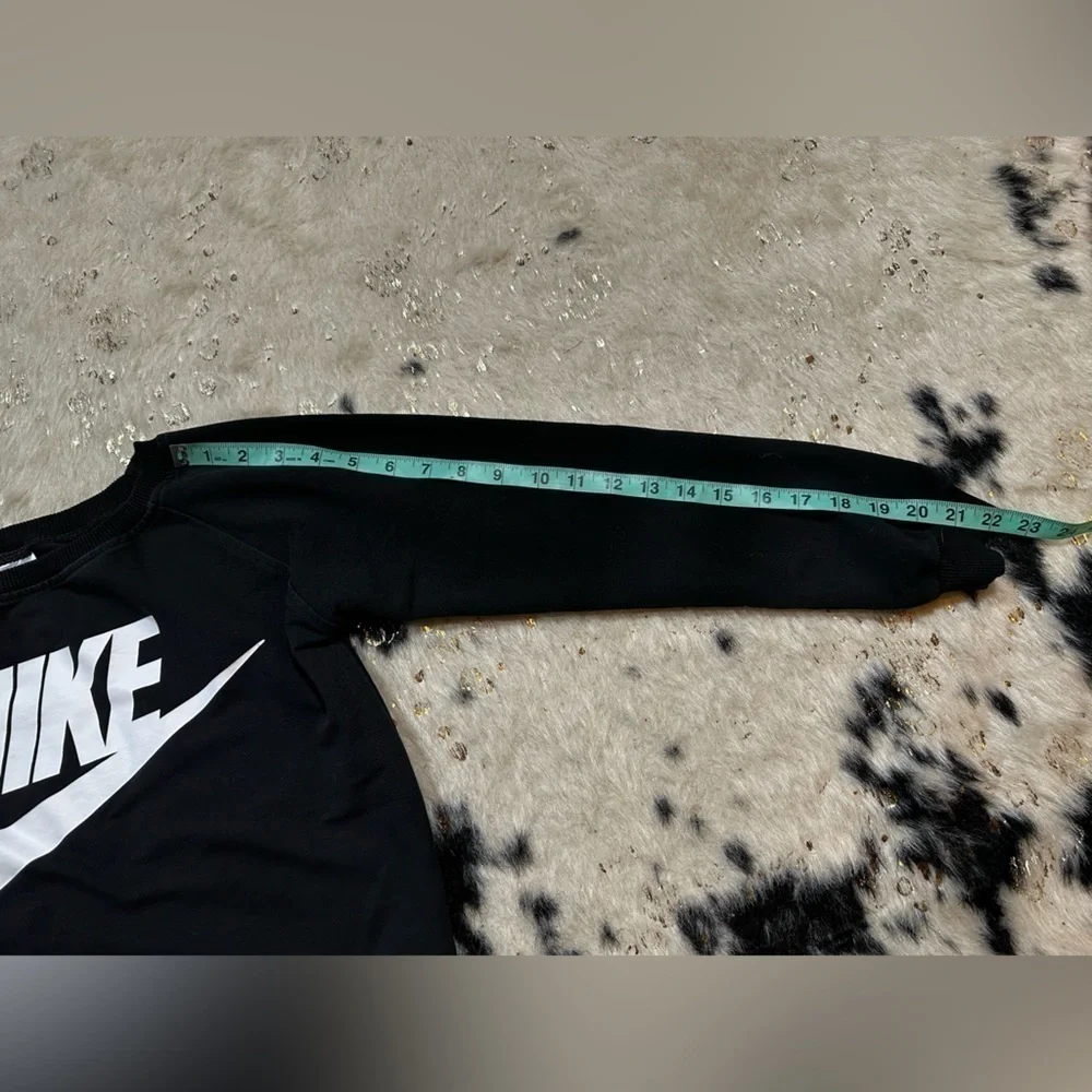 Nike Youth Black Crewneck Swoosh Logo Long Sleeve Sweater Size Medium